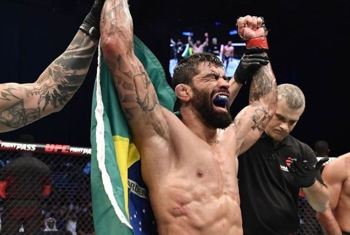 UFC rozhodca dostal vyhadzov ešte počas eventu